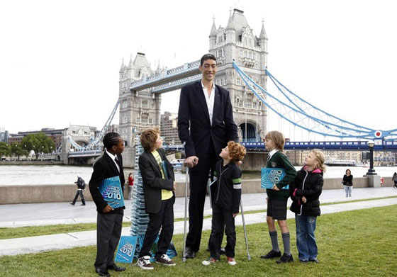اطول رجل في العالم يحلم بسيارة تتناسب مع طوله!!                صورة رقم 11