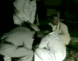 فيديو لشقيق رئيس الإمارات يعذب تاجرا أفغانيا..  صورة رقم 1