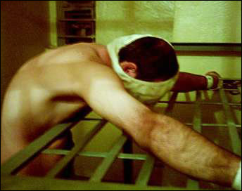 صور بشعة  لمعتقلين في سجن أبو غريب..  صورة رقم 10