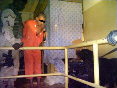 صور بشعة  لمعتقلين في سجن أبو غريب..  صورة رقم 5