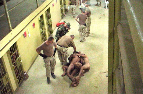 صور بشعة  لمعتقلين في سجن أبو غريب..  صورة رقم 3