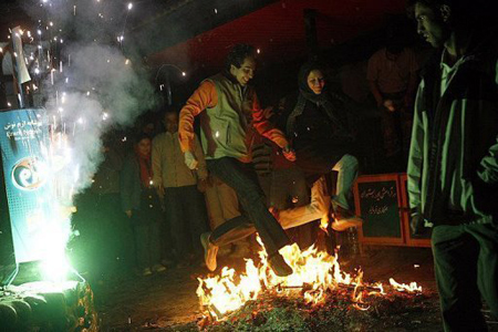الإيرانيون يحتفلون بعيد عبادة النار رغم معارضة خامنئي  صورة رقم 2