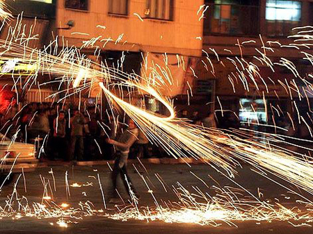 الإيرانيون يحتفلون بعيد عبادة النار رغم معارضة خامنئي  صورة رقم 4