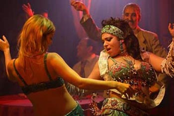 محامي مصري يطالب بإلغاء ضريبة الدخل عن الراقصات صورة رقم 1