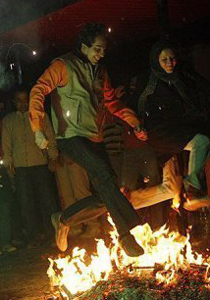 الإيرانيون يحتفلون بعيد عبادة النار رغم معارضة خامنئي  صورة رقم 1