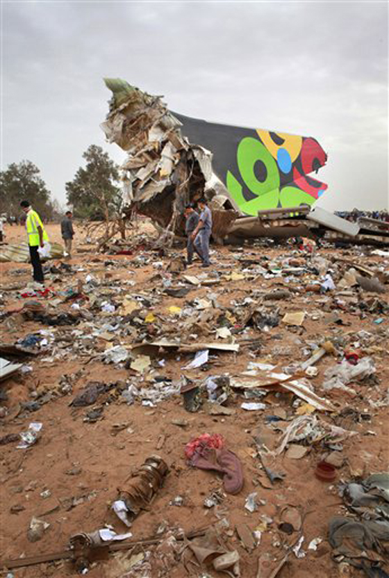 الطائرة الليبية انفجرت على ارتفاع متر واحد من المهبط!!  صورة رقم 14