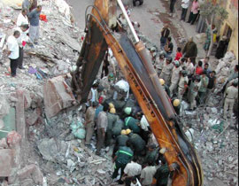 مصر: بعد مرور 7 ساعات على انهيار مبنى.. انتشال طفلة حية! صورة رقم 1