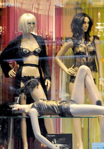 دمشق:  أدوات اثارةتباع بالخفاء في محلات الملابس النسائية!! صورة رقم 1