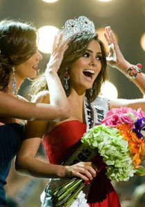 المكسيكية السمراء هيمينا نافاريتي تتوج ملكة جمال الكون!!   صورة رقم 1