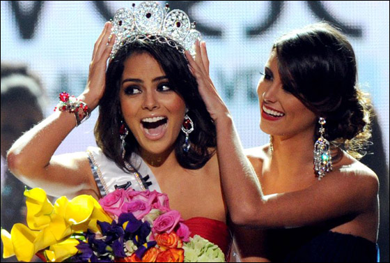 المكسيكية السمراء هيمينا نافاريتي تتوج ملكة جمال الكون!!   صورة رقم 5