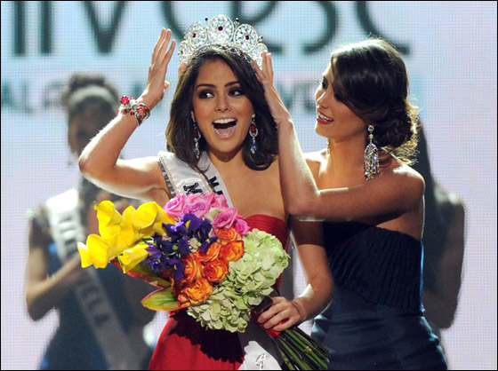 المكسيكية السمراء هيمينا نافاريتي تتوج ملكة جمال الكون!!   صورة رقم 7
