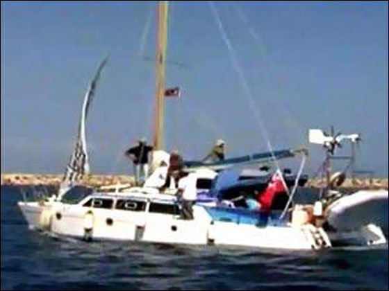 سلاح البحرية الإسرائيلي يعترض سفينة المساعدات اليهودية لغزة  صورة رقم 6