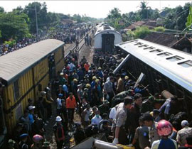 مصرع 33 شخص في حادث قطارات في اندونيسيا!  صورة رقم 1