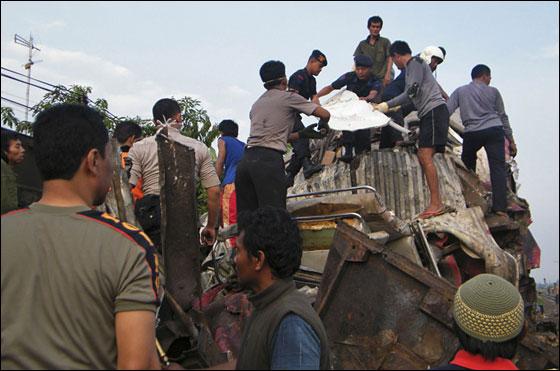 مصرع 33 شخص في حادث قطارات في اندونيسيا!  صورة رقم 3