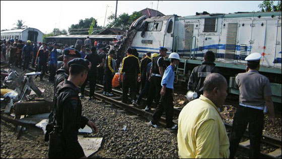مصرع 33 شخص في حادث قطارات في اندونيسيا!  صورة رقم 7