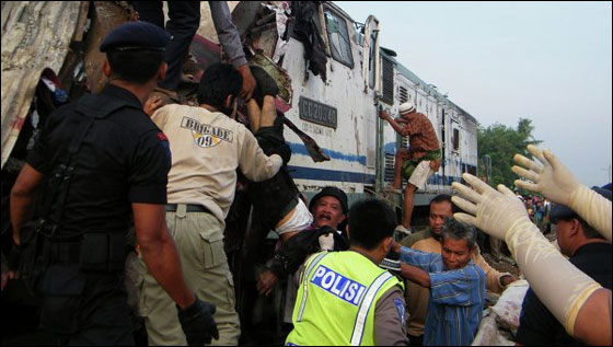 مصرع 33 شخص في حادث قطارات في اندونيسيا!  صورة رقم 5