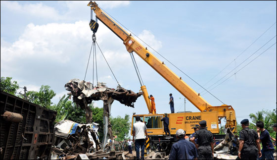 مصرع 33 شخص في حادث قطارات في اندونيسيا!  صورة رقم 4