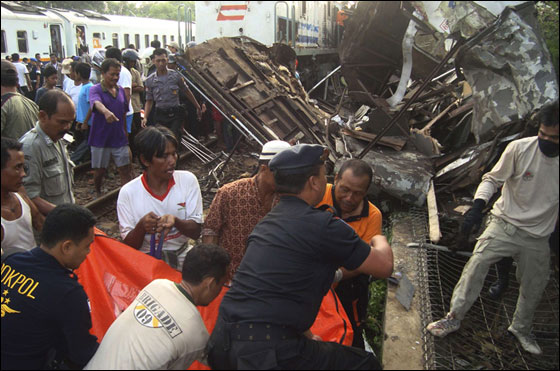 مصرع 33 شخص في حادث قطارات في اندونيسيا!  صورة رقم 2