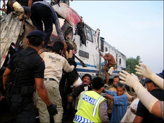مصرع 33 شخص في حادث قطارات في اندونيسيا!  صورة رقم 8