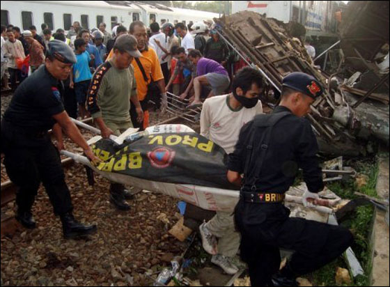 مصرع 33 شخص في حادث قطارات في اندونيسيا!  صورة رقم 6