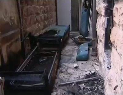 القدس: متطرفون يكسرون نافذة الكنيسة ويضرمون النار بها!  صورة رقم 3