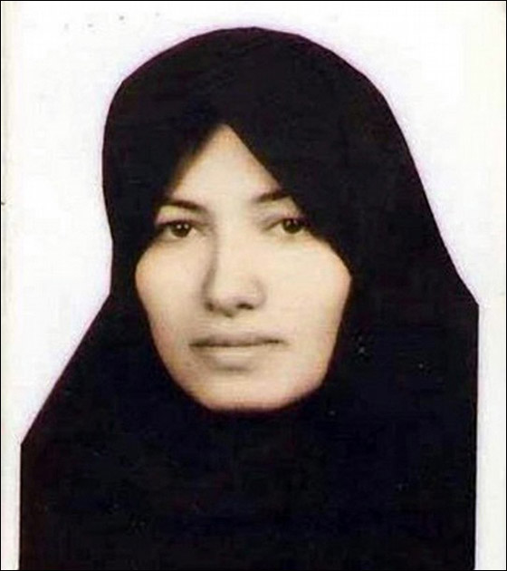نساء عاريات الصدور تضامنا مع ايرانية محكوم عليها بالإعدام  صورة رقم 1