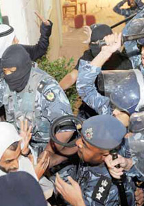 الشرطة الكويتية تضرب بلا رحمة مشاركين في ندوة!   صورة رقم 1