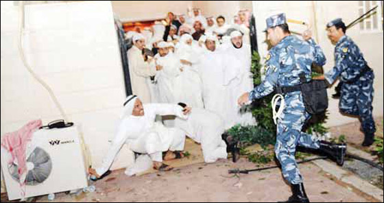 الشرطة الكويتية تضرب بلا رحمة مشاركين في ندوة!   صورة رقم 2