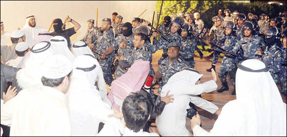 الشرطة الكويتية تضرب بلا رحمة مشاركين في ندوة!   صورة رقم 9