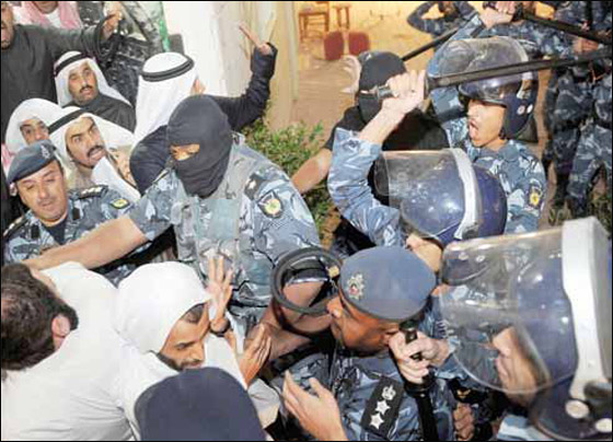 الشرطة الكويتية تضرب بلا رحمة مشاركين في ندوة!   صورة رقم 3