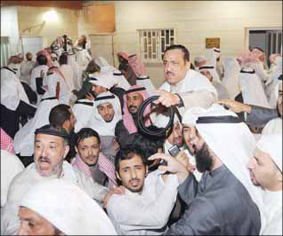الشرطة الكويتية تضرب بلا رحمة مشاركين في ندوة!   صورة رقم 5
