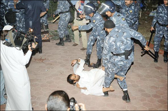 الشرطة الكويتية تضرب بلا رحمة مشاركين في ندوة!   صورة رقم 6