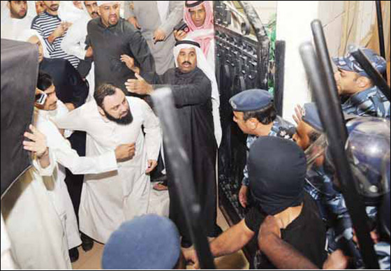 الشرطة الكويتية تضرب بلا رحمة مشاركين في ندوة!   صورة رقم 11