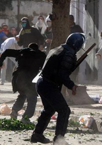 الجزائر: مقتل شابين واصابة 400 آخرين خلال احتجاجات الغلاء! صورة رقم 1