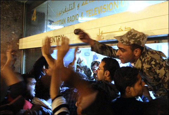 عمال مصنع السويس للصلب يعلنون الإضراب حتى تنحي مبارك    صورة رقم 5