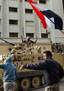 الجيش المصري: لن نستخدم العنف ضد المتظاهرين والعاهل السعودي يتضامن مع مبارك!     صورة رقم 1
