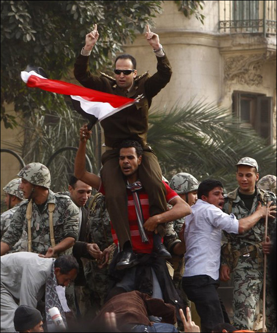 مبارك يكلف رئيس الوزراء الجديد ببدء الحوار مع المعارضة صورة رقم 8