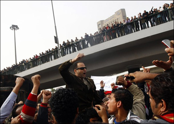 مبارك يكلف رئيس الوزراء الجديد ببدء الحوار مع المعارضة صورة رقم 11