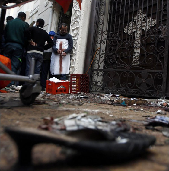 عشرات القتلى والجرحى في انفجار أمام كنيسة في الاسكندرية     صورة رقم 6