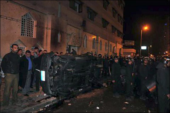 عشرات القتلى والجرحى في انفجار أمام كنيسة في الاسكندرية     صورة رقم 7
