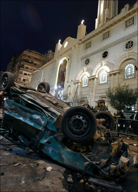 عشرات القتلى والجرحى في انفجار أمام كنيسة في الاسكندرية     صورة رقم 4