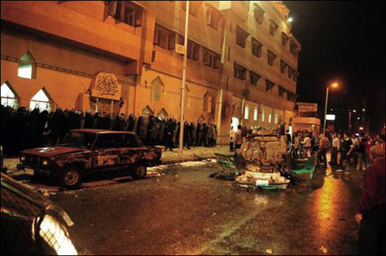 عشرات القتلى والجرحى في انفجار أمام كنيسة في الاسكندرية     صورة رقم 8