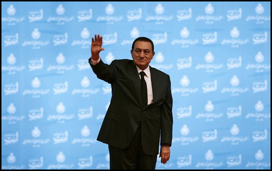 مبارك بحالة صحية سيئة وسينقل إلى الإمارات العربية صورة رقم 1