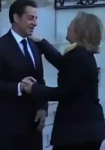 بالفيديو.. ساركوزي يرحب بهيلاري كلينتون بالضرب على المؤخرة  صورة رقم 1