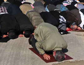 تونس: حظر اداء الصلاة في الشارع!! صورة رقم 1