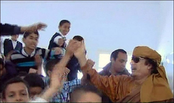 والد القذافي ايطالي ومعمر يظهر ويزور مدرسة بطرابلس!!     صورة رقم 8