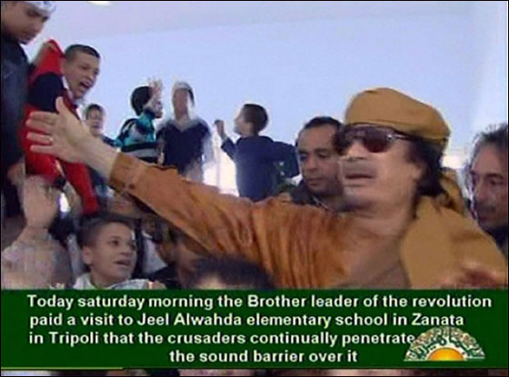 والد القذافي ايطالي ومعمر يظهر ويزور مدرسة بطرابلس!!     صورة رقم 7