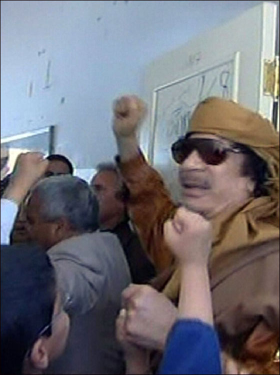 والد القذافي ايطالي ومعمر يظهر ويزور مدرسة بطرابلس!!     صورة رقم 5