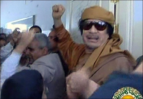 والد القذافي ايطالي ومعمر يظهر ويزور مدرسة بطرابلس!!     صورة رقم 6