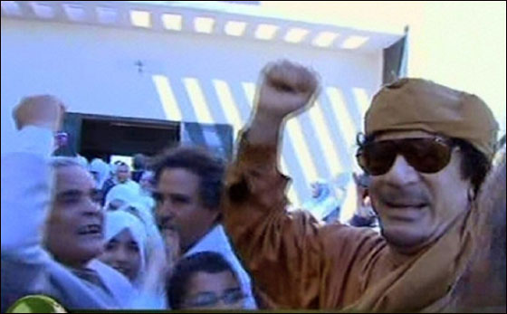 والد القذافي ايطالي ومعمر يظهر ويزور مدرسة بطرابلس!!     صورة رقم 2